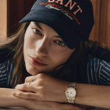 Μοντέλο φορά το γυναικείο ρολόι Gant Sussex Mini Bijou G181102 με δίχρωμο μπρασελέ και λευκό καντράν, αναδεικνύοντας τον κομψό μινιμαλιστικό σχεδιασμό του.