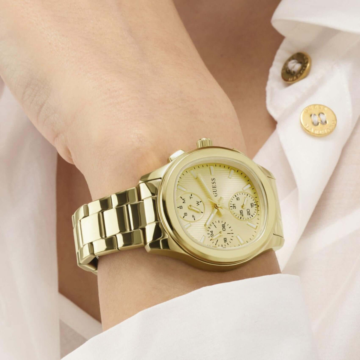 Γυναικείο ρολόι Guess Birdie GW1031L2 φορεμένο με χρυσό ατσάλινο μπρασελέ, χρυσό καντράν και χρυσές λεπτομέρειες.