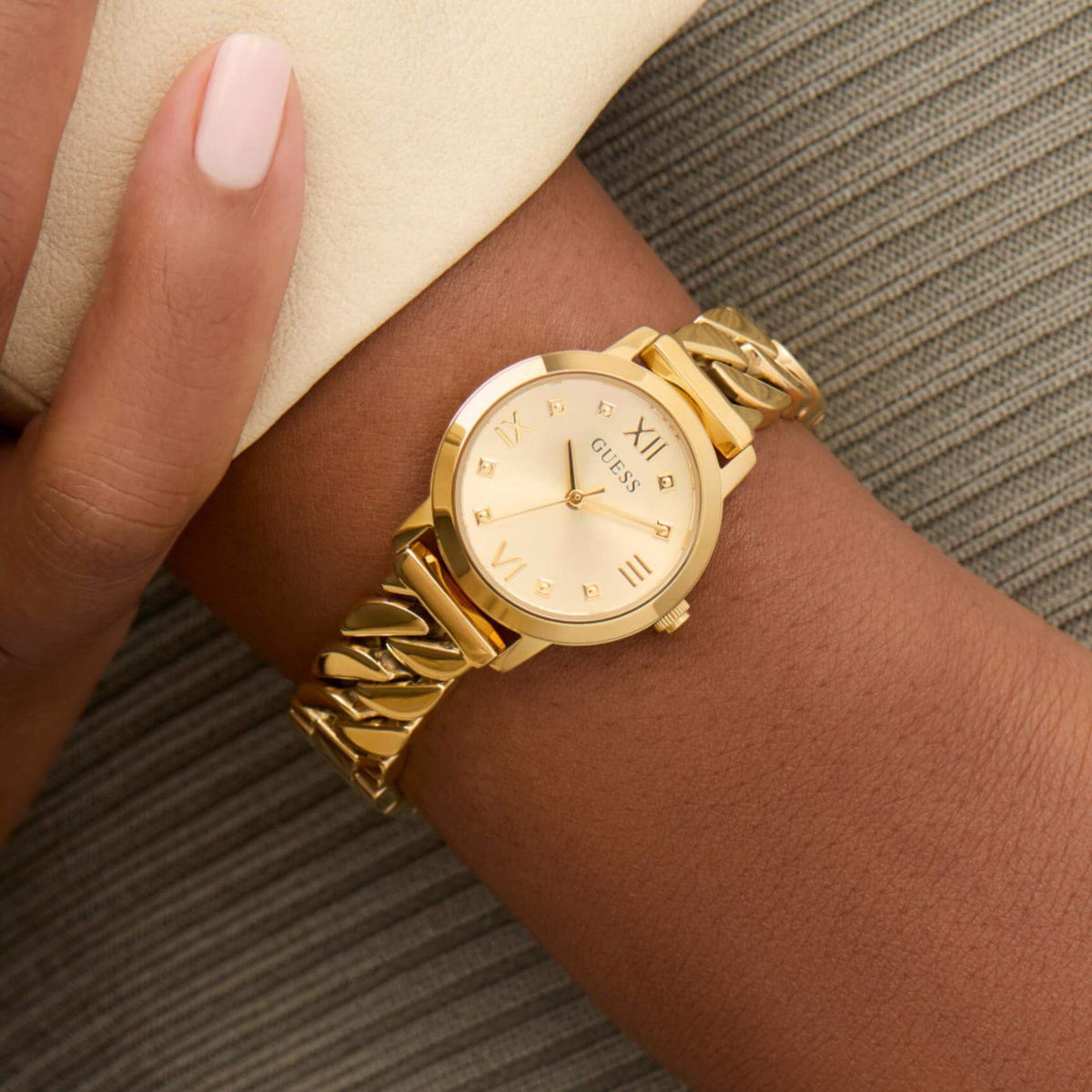 Γυναικείο ρολόι Guess Chime GW0867L2 φορεμένο με χρυσό ατσάλινο μπρασελέ και χρυσό καντράν.