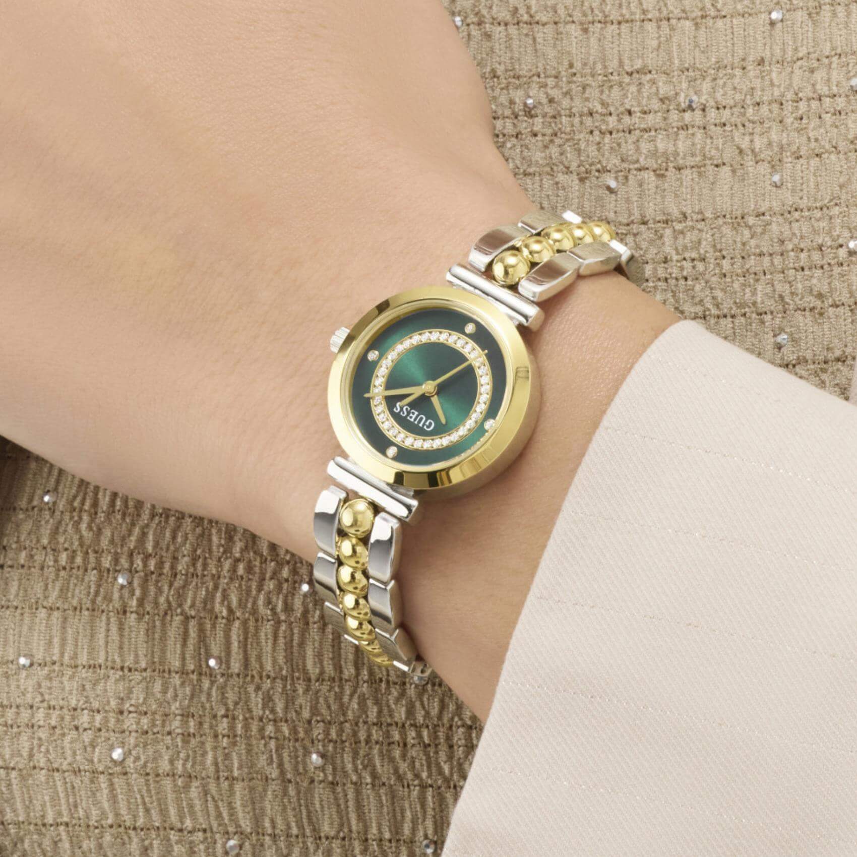Γυναικείο ρολόι Guess Leena GW0994L3 φορεμένο με δίχρωμο μπρασελέ σε ασημί και χρυσό χρώμα, πράσινο καντράν και ζιργκόν.