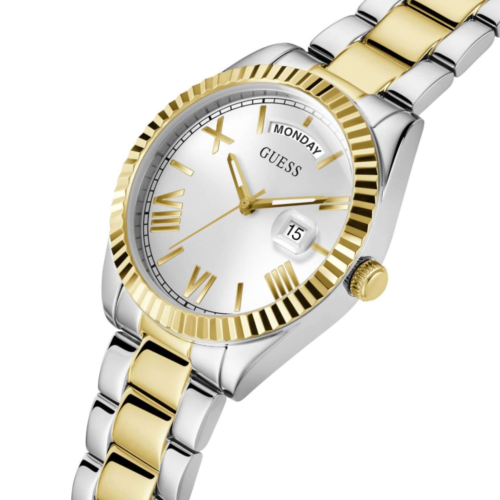 Ασημί καντράν 36mm του γυναικείου ρολογιού Guess Luna GW0308L6 με χρυσές λεπτομέρειες, ένδειξη ημέρας και ένδειξη ημερομηνίας.