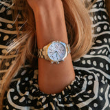 Γυναικείο ρολόι JCOU Aurora JU19081-1 με ασημί μπρασελέ και λευκό φίλντισι καντράν, μπροστινή όψη.