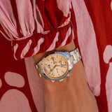 Γυναικείο ρολόι JCOU Aurora JU19081-5 φορεμένο στον καρπό.