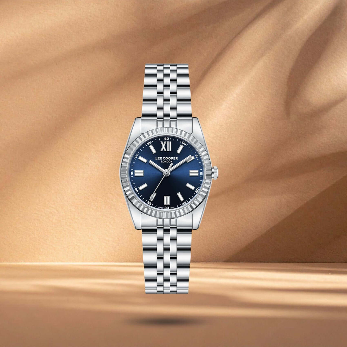 Γυναικείο ρολόι Lee Cooper Ladies LC08303.390 με ασημί δείκτες και κάσα 30 mm σε στρογγυλό σχήμα.