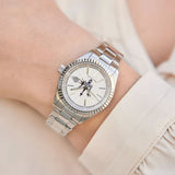 Το γυναικείο ρολόι Maserati Competizione R8853100503 φορεμένο σε μοντέλο, αποκαλύπτοντας τον κομψό σχεδιασμό και τη διαχρονική αισθητική του.