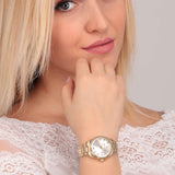 Το γυναικείο ρολόι Maserati Competizione R8853100506 φορεμένο σε μοντέλο, αναδεικνύοντας τον χρυσό τόνο και την κομψή αισθητική του.