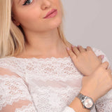 Φωτογραφία του γυναικείου ρολογιού Maserati Competizione R8853100509 φορεμένο σε μοντέλο, αναδεικνύοντας το ασημί μπρασελέ και το ροζ καντράν με ζιργκόν