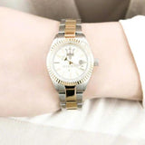 Μοντέλο φορά το γυναικείο ρολόι Maserati Competizione R8853100505 με ασημί-χρυσό μπρασελέ