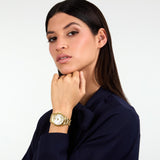 Το Maserati Velocita R8853152502 φορεμένο σε μοντέλο, αναδεικνύοντας το χρυσό μπρασελέ και τον κομψό σχεδιασμό του