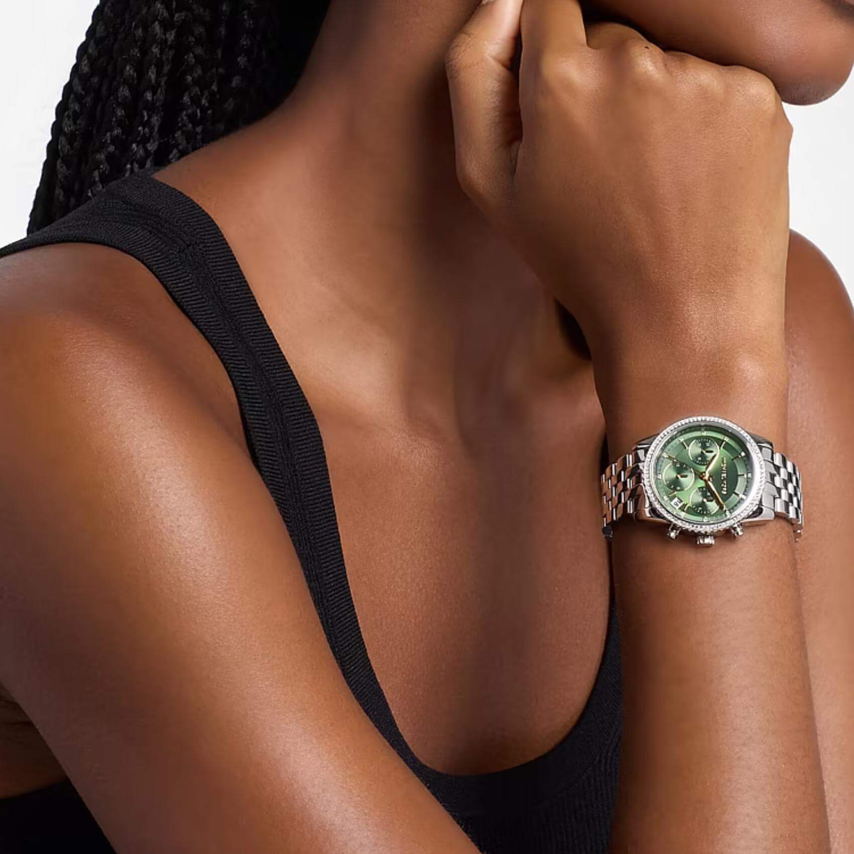 Γυναικείο ρολόι Michael Kors Bryant MK7583 φορεμένο στον καρπό με ασημί μπρασελέ και πράσινο καντράν.