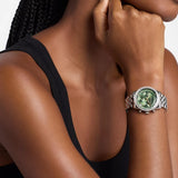 Γυναικείο ρολόι Michael Kors Bryant MK7583 φορεμένο στον καρπό με ασημί μπρασελέ και πράσινο καντράν.
