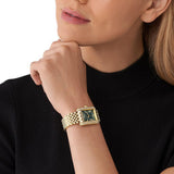 Γυναικείο ρολόι Michael Kors Emery MK4742 φορεμένο στον καρπό, με χρυσό μπρασελέ και πράσινο τετράγωνο καντράν.
