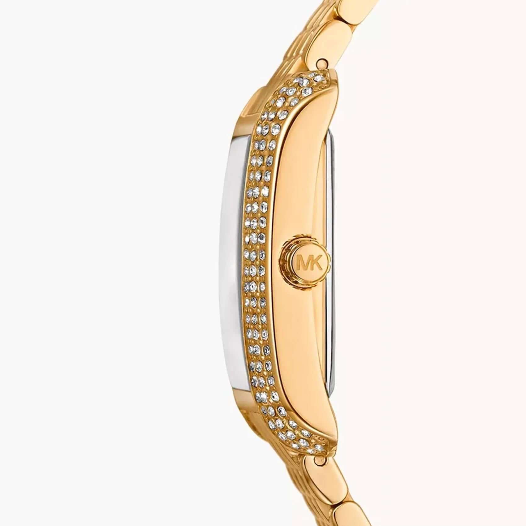 Πλάγια λήψη του γυναικείου ρολογιού Michael Kors Emery MK4826 με χρυσό μπρασελέ, που δείχνει το προφίλ της κάσας 27mm, τις γωνίες του τετράγωνου καντράν και την κομψή τοποθέτηση των ζιργκόν.