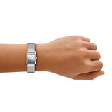 Φωτογραφία του ασημί τετράγωνου καντράν του Michael Kors Georgie MK4961 με κομψό σχεδιασμό και τζαμάκι από ορυκτό κρύσταλλο ειδικής σκλήρυνσης.