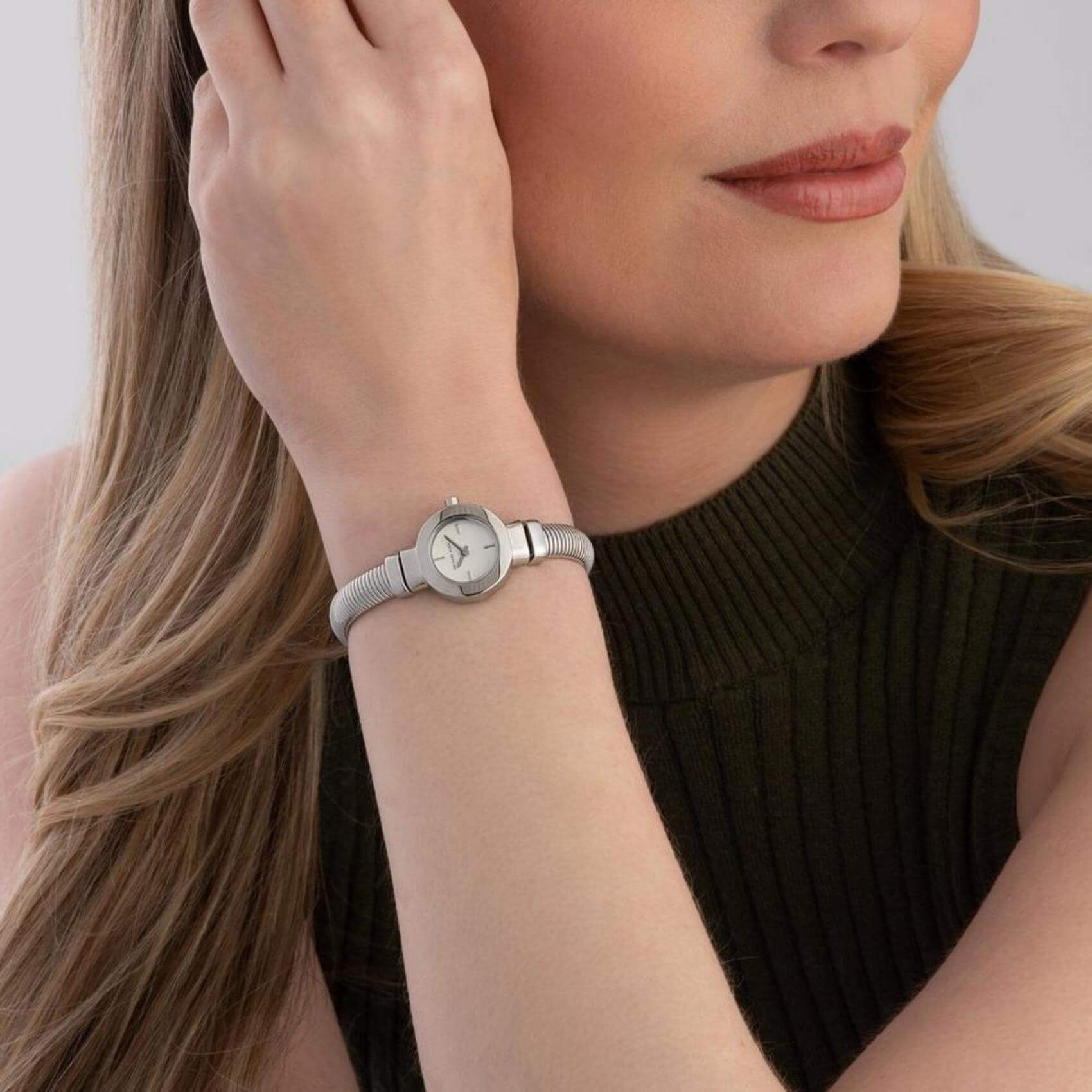 Γυναικείο ρολόι Michael Kors Gramercy MK7529 φορεμένο στον καρπό, με ασημί μπρασελέ και ασημί καντράν 21mm