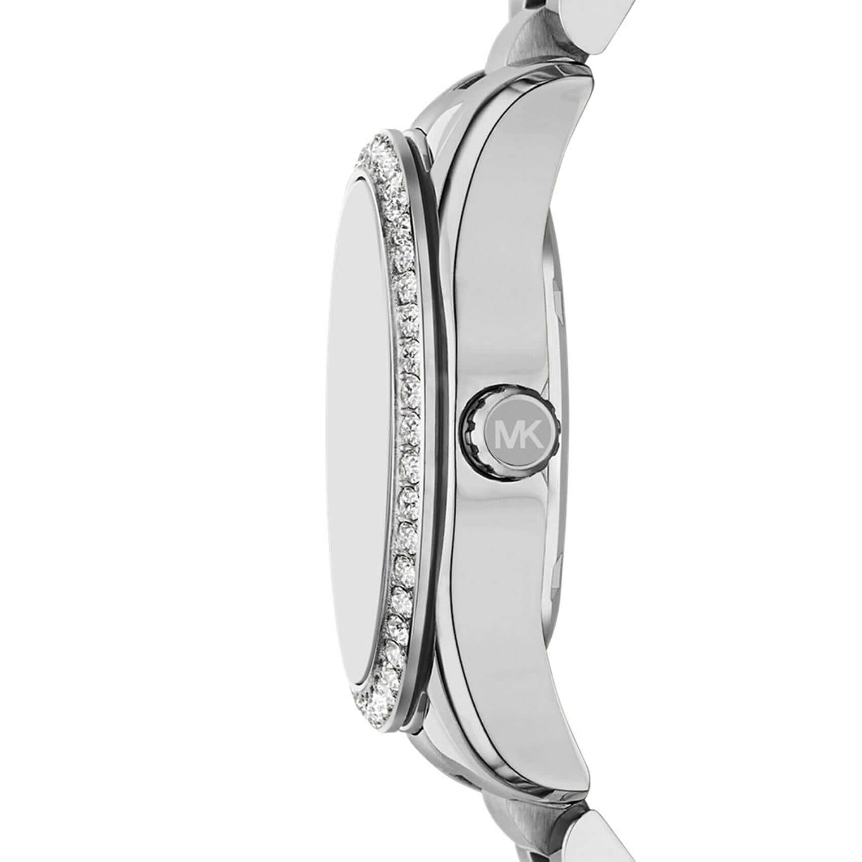 Πλάγια όψη του γυναικείου ρολογιού Michael Kors Lexington MK4979 που αναδεικνύει το ασημί μπρασελέ από ανοξείδωτο ατσάλι και την κάσα 33mm με ζιργκόν.