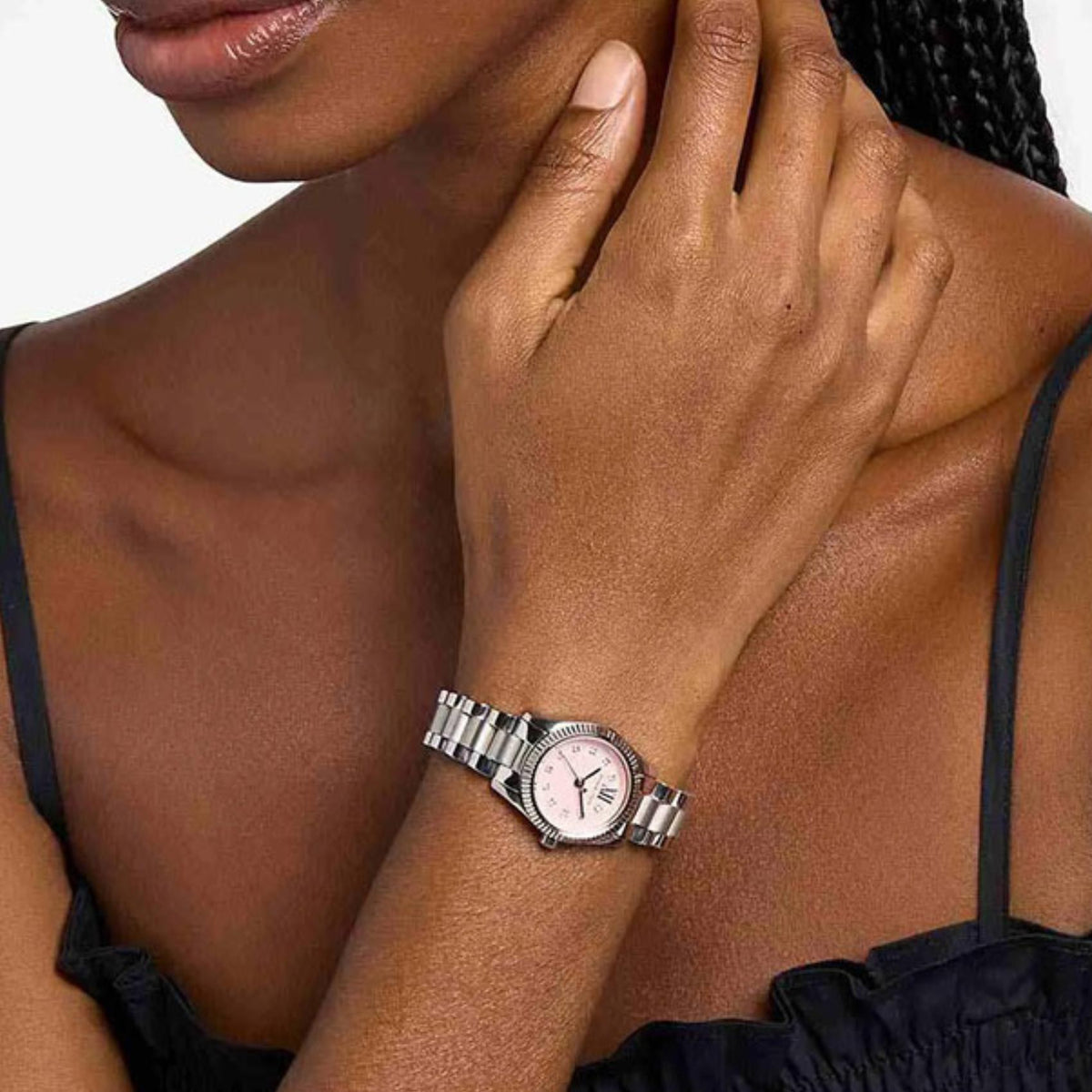 Γυναικείο ρολόι Michael Kors Lexington MK4996 με ασημί μπρασελέ και ροζ καντράν φορεμένο στον καρπό