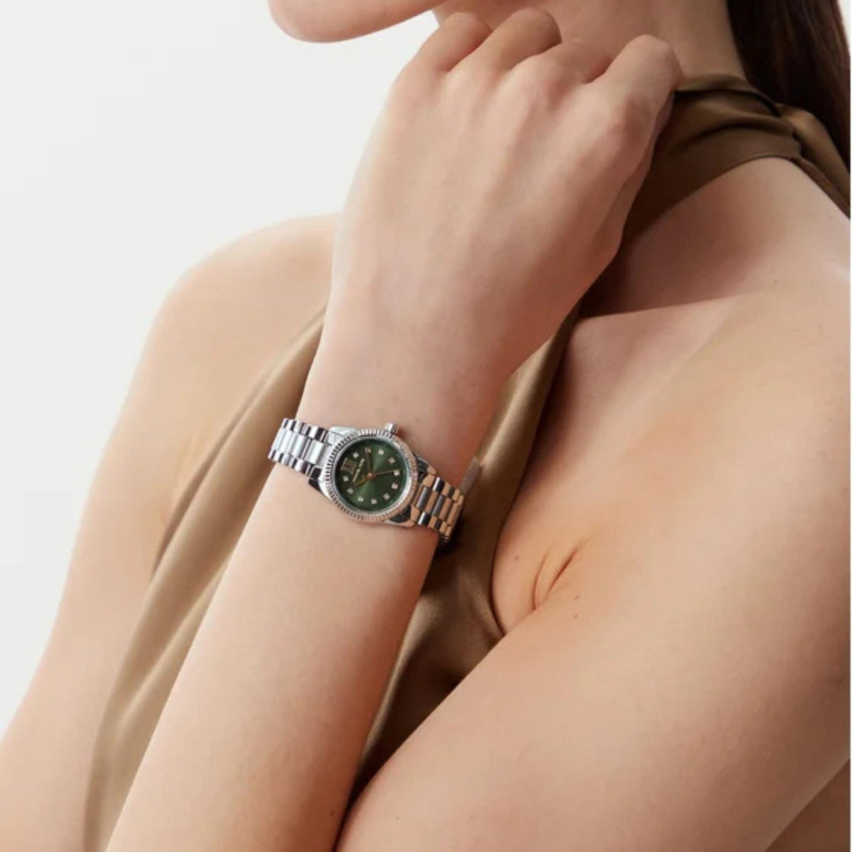 Γυναικείο ρολόι Michael Kors Lexington MK7580 με ασημί μπρασελέ και πράσινο καντράν φορεμένο στον καρπό