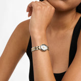 Φωτογραφία του γυναικείου ρολογιού Michael Kors Maude MK4956 φορεμένο σε μοντέλο, αναδεικνύοντας το δίχρωμο μπρασελέ και το λευκό καντράν.