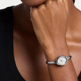 Γυναικείο ρολόι Michael Kors Maude MK7595 φορεμένο, με ασημί μπρασελέ και ασημί καντράν.