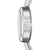 Πλάγια λήψη του γυναικείου ρολογιού Michael Kors Maude MK7595 με ασημί ατσάλινο μπρασελέ και στρογγυλό ασημί καντράν.