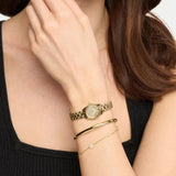 Γυναικείο ρολόι Michael Kors Petite Lexington MK4944SET φορεμένο στον καρπό με χρυσό μπρασελέ και λευκό καντράν.