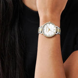 Γυναικείο ρολόι Michael Kors Pyper MK4918 φορεμένο στον καρπό με δίχρωμο ασημί-χρυσό μπρασελέ.