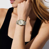 Γυναικείο ρολόι χρονογράφος Michael Kors Ritz MK7532 με δίχρωμο ατσάλινο μπρασελέ σε ασημί-χρυσό χρώμα και λευκό κάντραν 34mm με ζιργκόν, φορεμένο.