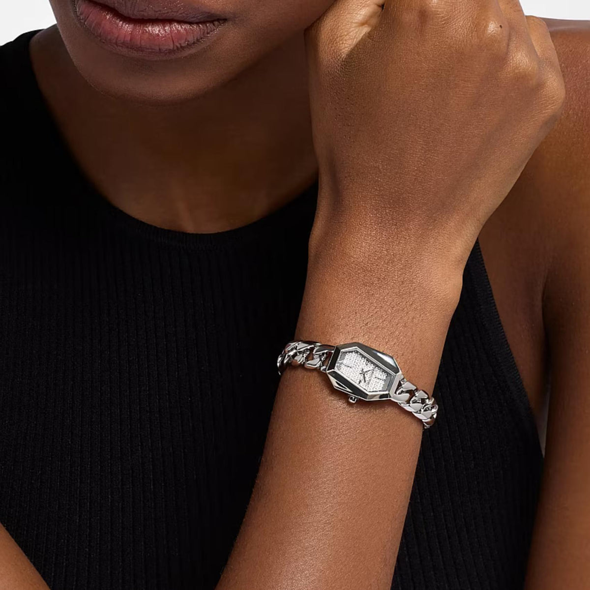 Γυναικείο ρολόι Michael Kors Suri MK7641 με ασημί μπρασελέ και ασημί καντράν φορεμένο στον καρπό