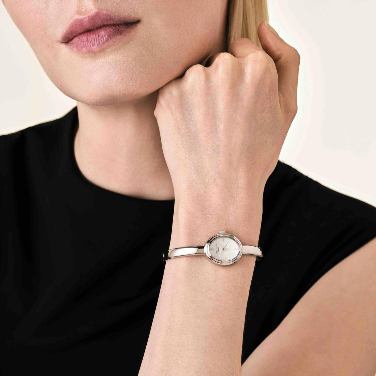 Γυναικείο ρολόι Rosefield Bangle S STWSSS-ST07 με ασημί μπρασελέ τύπου bangle και λευκό φίλντισι καντράν φορεμένο στον καρπό