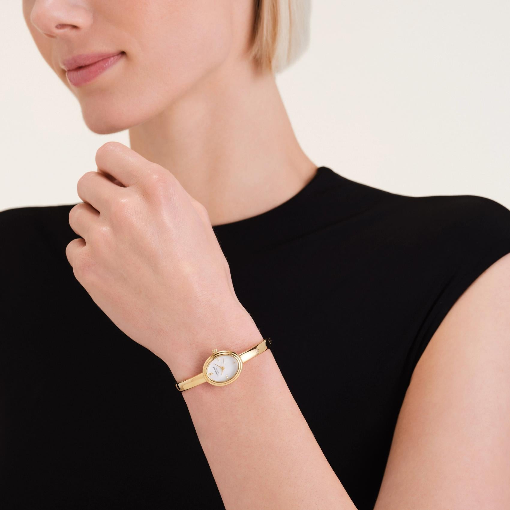 Γυναικείο ρολόι Rosefield Bangle XS STWGSG-ST06 με χρυσό μπρασελέ και λευκό καντράν φορεμένο στον καρπό