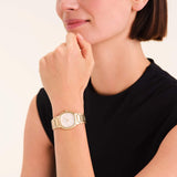 Γυναικείο ρολόι Rosefield Gaia Creme Gold ORCGSG-OR01 με χρυσό μπρασελέ και μπεζ τετράγωνο καντράν, φορεμένο.