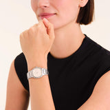 Γυναικείο ρολόι Rosefield Gaia Creme Silver ORCSSS-OR02 με ασημί μπρασελέ και μπεζ τετράγωνο καντράν, φορεμένο.