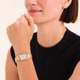 Γυναικείο ρολόι Rosefield Ivy White Gold OCWGSG-OC01 με χρυσό μπρασελέ και άσπρο οκτάγωνο καντράν, φορεμένο.