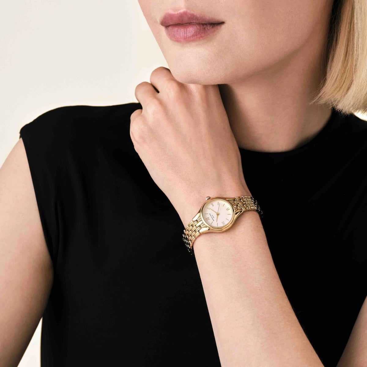 Γυναικείο ρολόι Rosefield Muse Gold MUWGSG-MU01 με χρυσό μπρασελέ και λευκό καντράν φορεμένο στον καρπό