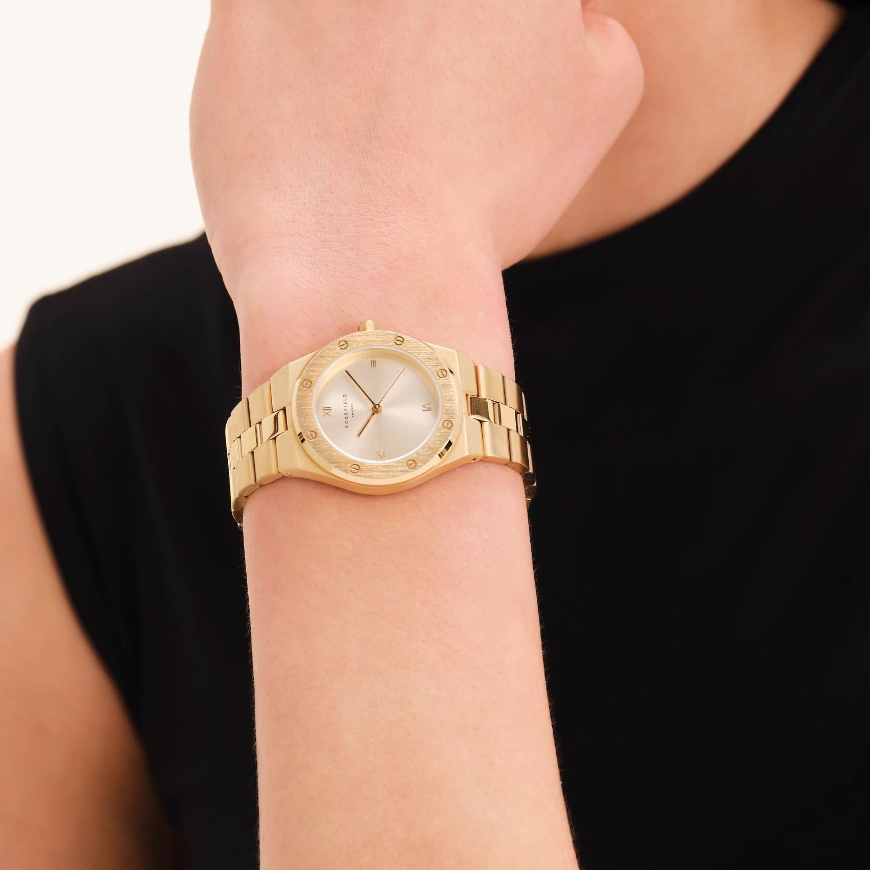 Γυναικείο ρολόι Rosefield Rose Gold SPCGSG-SP01 με χρυσό μπρασελέ και σαμπανί καντράν φορεμένο στον καρπό