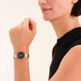 Γυναικείο ρολόι Rosefield Small Edit Duotone Black SEBDSG-SE04 με δίχρωμο μπρασελέ και μαύρο καντράν, φορεμένο.