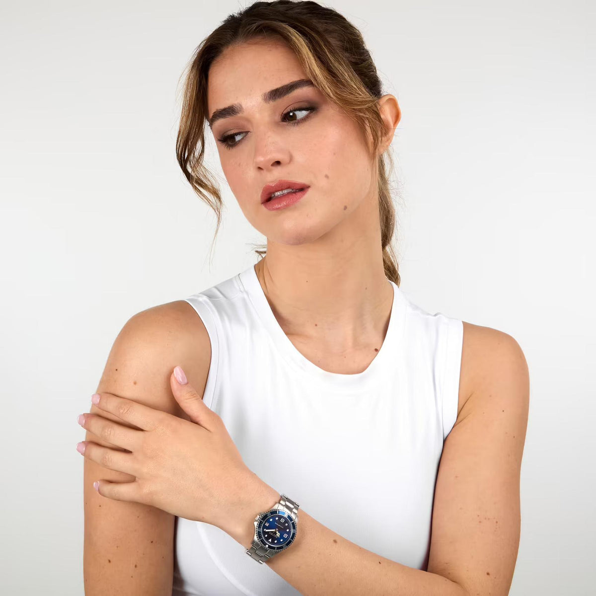 Γυναικείο ρολόι Sector R3253161547 με ασημί μπρασελέ και μπλε καντράν φορεμένο στον καρπό