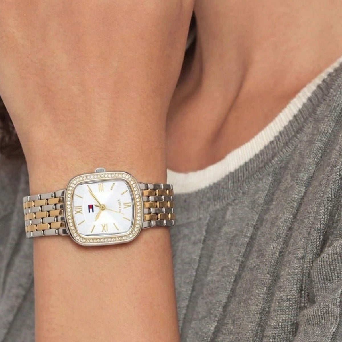 Γυναικείο ρολόι Tommy Hilfiger Abby 1782922 με ασημί-χρυσό μπρασελέ και ασημί καντράν φορεμένο στον καρπό