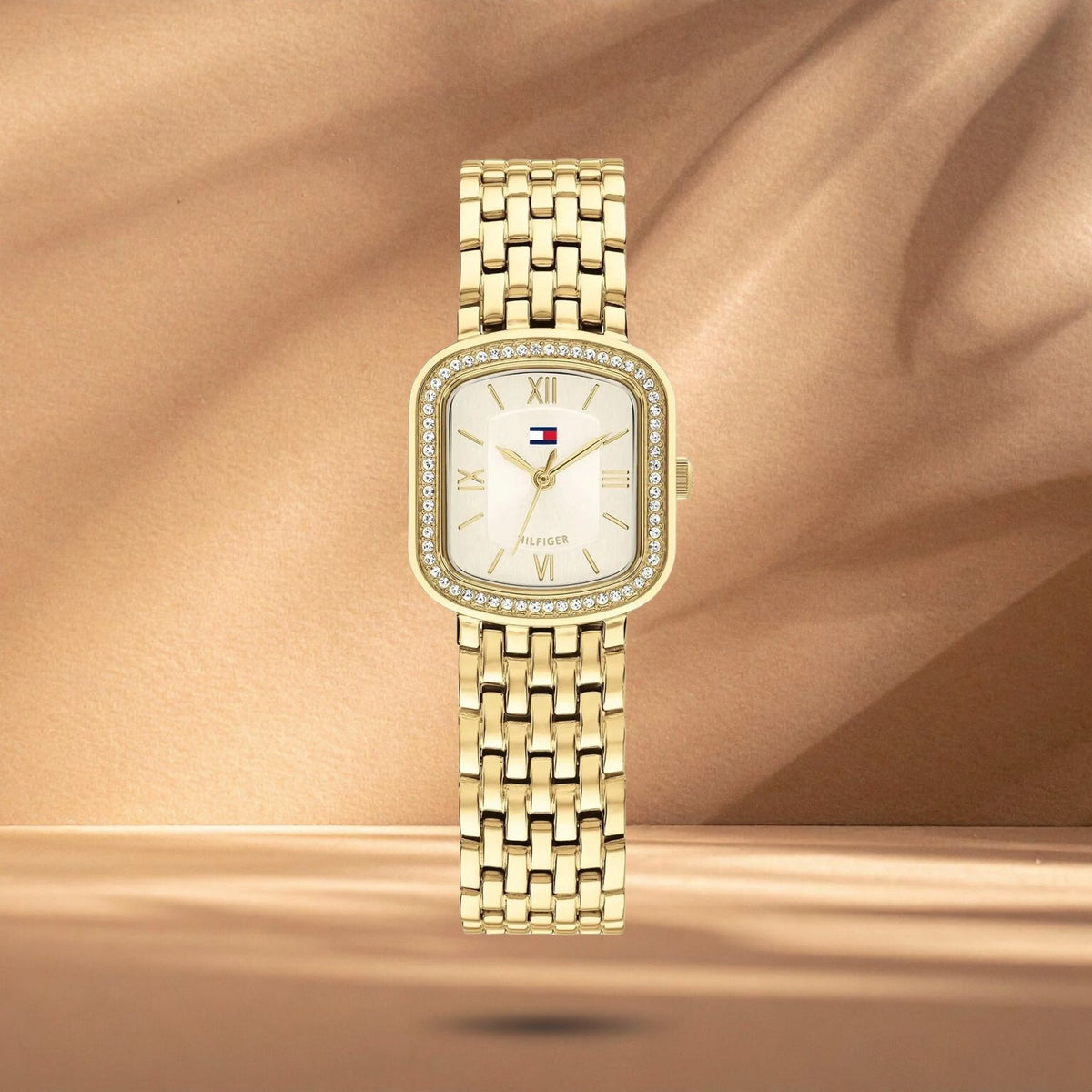 Γυναικείο ρολόι Tommy Hilfiger Abby 1782923 με χρυσό μπρασελέ, μπεζ τετράγωνο καντράν 22x22mm με ζιργκόν