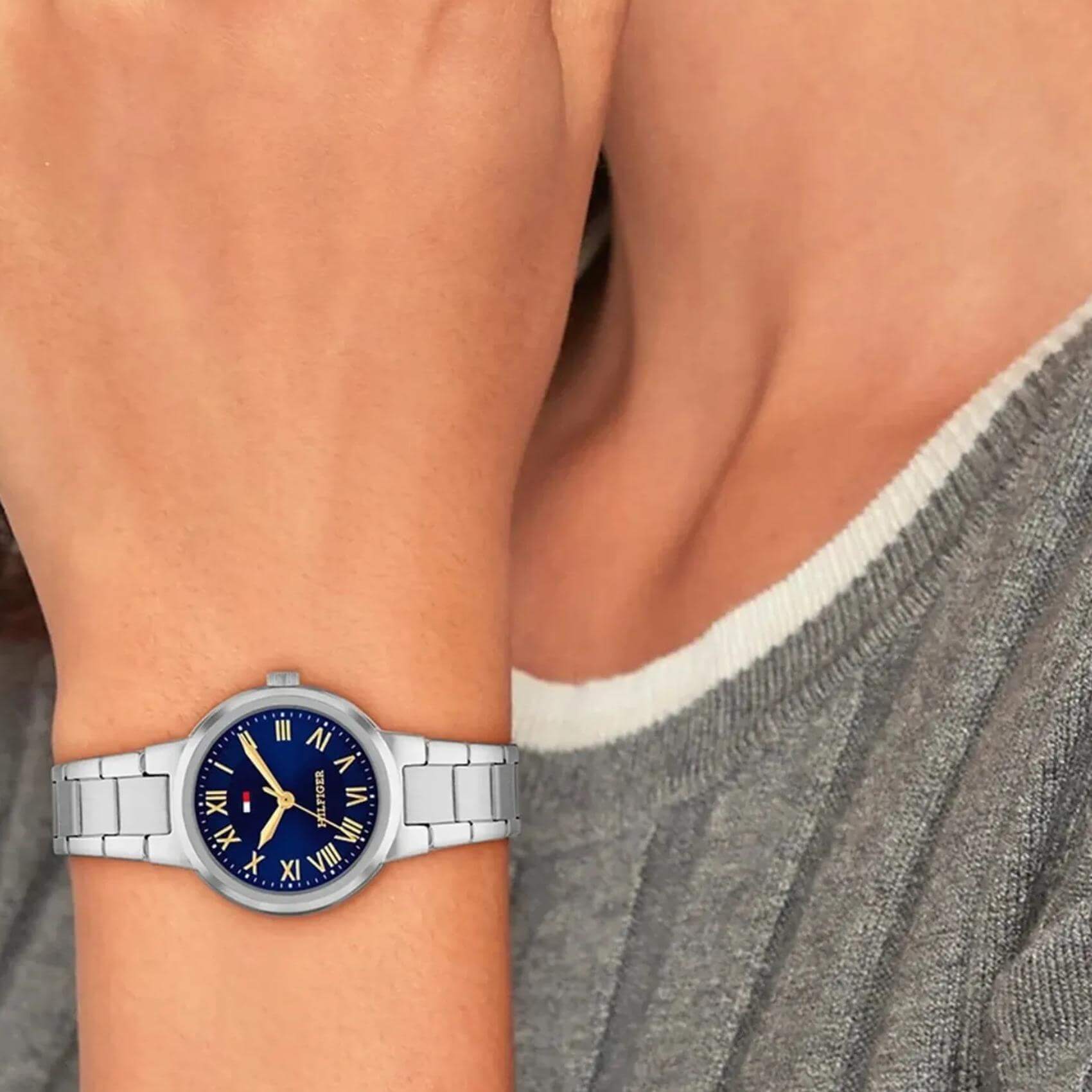 Γυναικείο ρολόι Tommy Hilfiger Becca 1782902 φορεμένο στον καρπό με ασημί μπρασελέ.