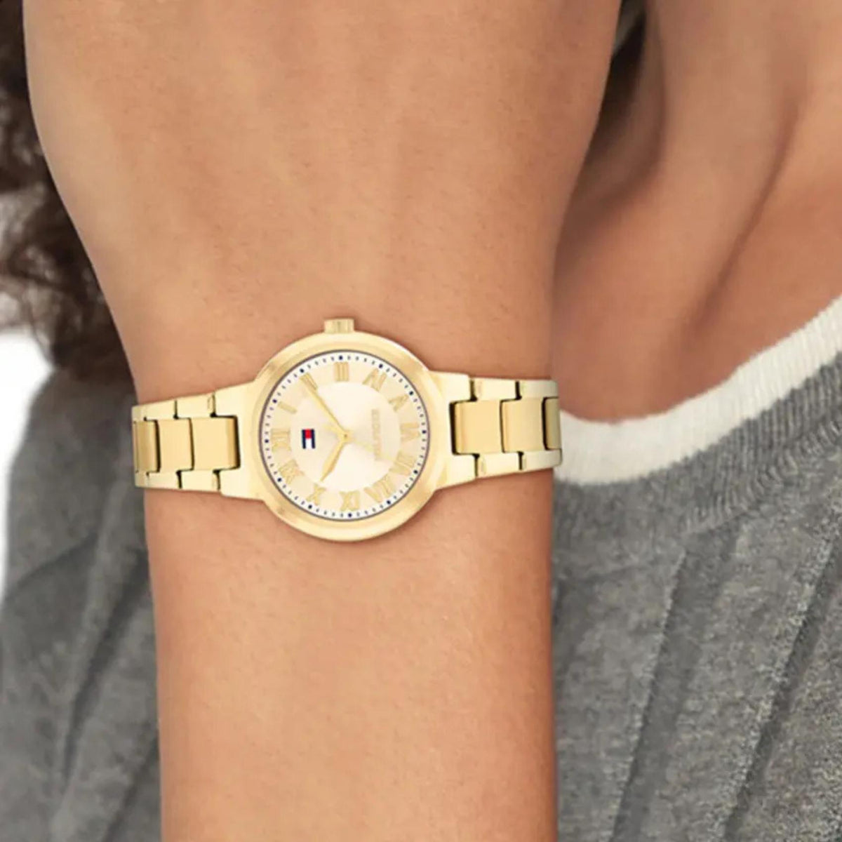 Γυναικείο ρολόι Tommy Hilfiger Becca 1782905 με χρυσό μπρασελέ και χρυσό καντράν φορεμένο στον καρπό