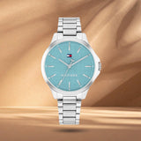 Γυναικείο ρολόι Tommy Hilfiger Chloe 1782826 με γαλάζιο καντράν και ασημί μπρασελέ σε background.