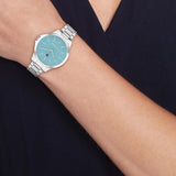 Γυναικείο ρολόι Tommy Hilfiger Chloe 1782826 φορεμένο με ασημί ατσάλινο μπρασελέ και γαλάζιο καντράν 34mm.