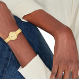 Γυναικείο ρολόι Tommy Hilfiger Demi 1782811 φορεμένο με μπρασελέ σε χρυσό χρώμα και καντράν 26mm.