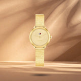 Γυναικείο ρολόι Tommy Hilfiger Demi 1782811 με καντράν σε χρυσό χρώμα 26mm. 