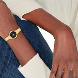 Γυναικείο ρολόι Tommy Hilfiger Demi 1782813 φορεμένο με μπρασελέ σε χρυσό χρώμα και μαύρο καντράν 26mm.