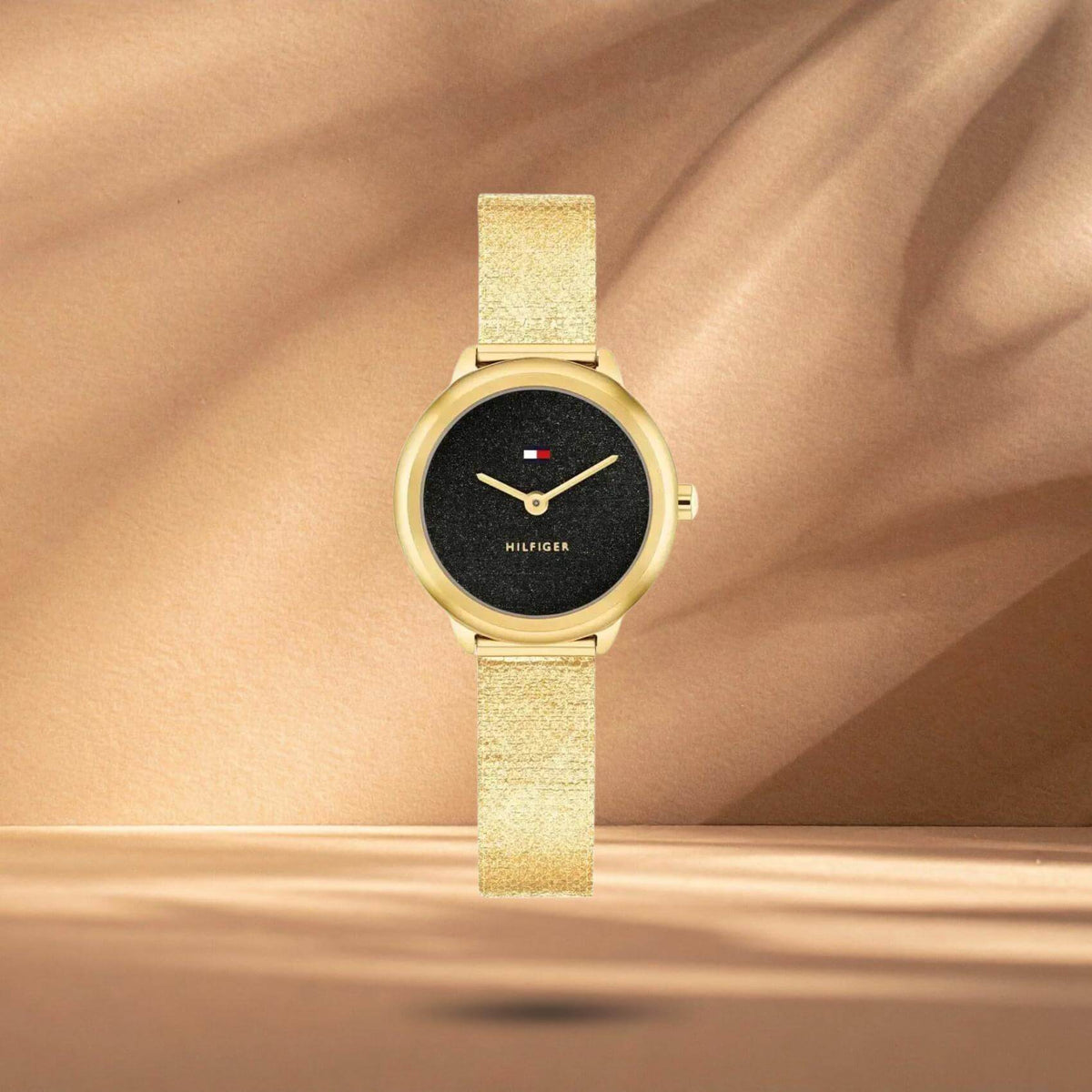 Γυναικείο ρολόι Tommy Hilfiger Demi 1782813 με μαύρο καντράν 26mm και μπρασελέ σε χρυσό χρώμα.
