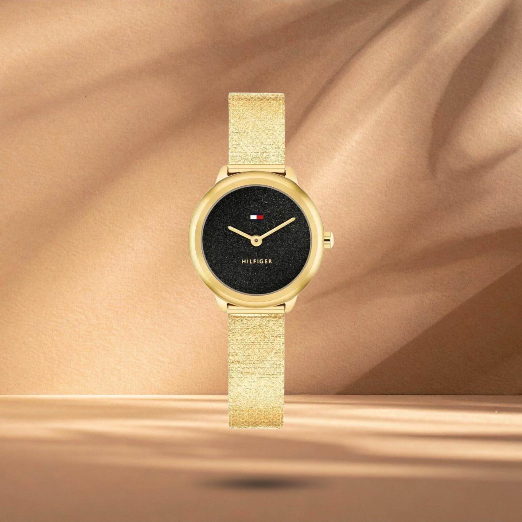 Γυναικείο ρολόι Tommy Hilfiger Demi 1782813 με μαύρο καντράν 26mm και μπρασελέ σε χρυσό χρώμα.