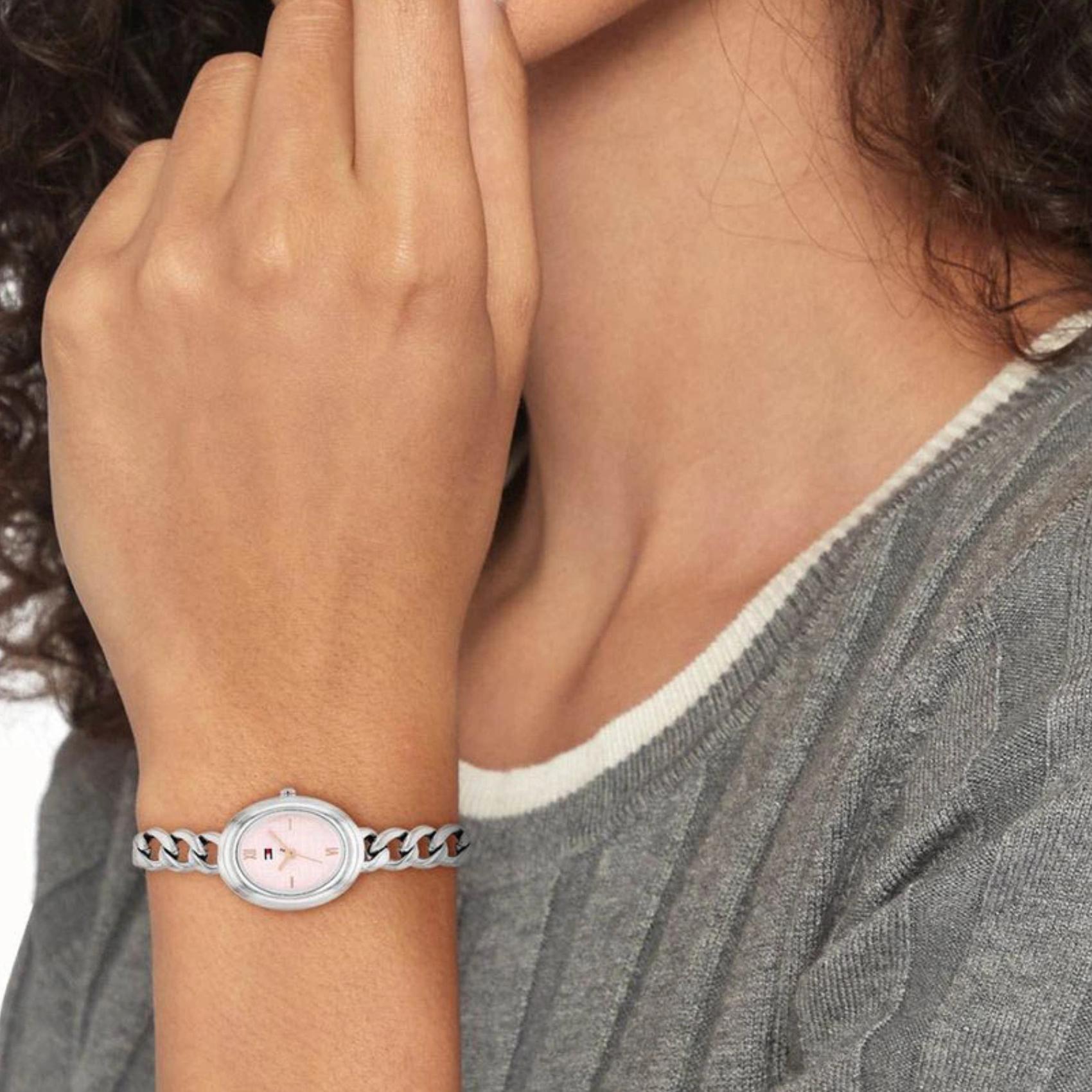 Γυναικείο ρολόι Tommy Hilfiger Demi 1782876 με ασημί μπρασελέ και ροζ καντράν φορεμένο στον καρπό